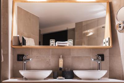 Logo du Grand Hôtel Serre Chevalier avec un dessin stylisé de montagne en noir et blanc.