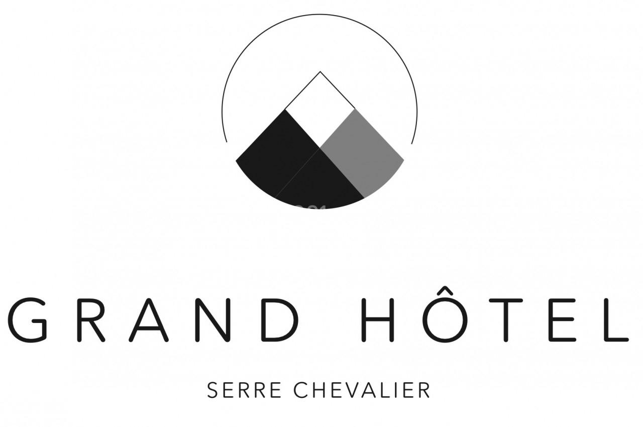 Logo du Grand Hôtel Serre Chevalier avec un design minimaliste représentant des montagnes stylisées.