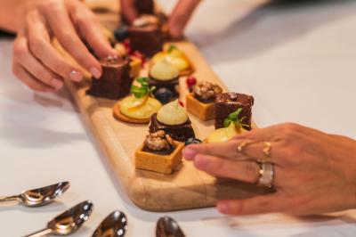 Logo du Grand Hôtel Serre Chevalier avec un design minimaliste représentant des montagnes stylisées.