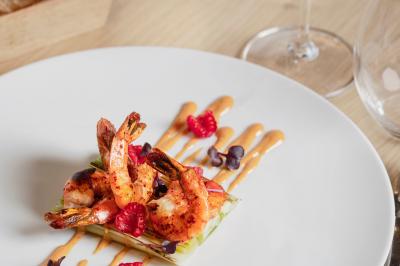 Logo du Grand Hôtel Serre Chevalier avec un design minimaliste représentant des montagnes stylisées.