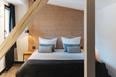 Logo du Grand Hôtel Serre Chevalier avec un design minimaliste représentant des montagnes stylisées.