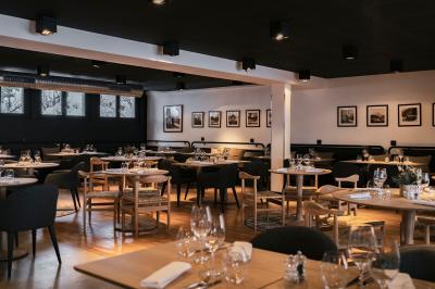 Logo du Grand Hôtel Serre Chevalier avec un design minimaliste représentant des montagnes stylisées.