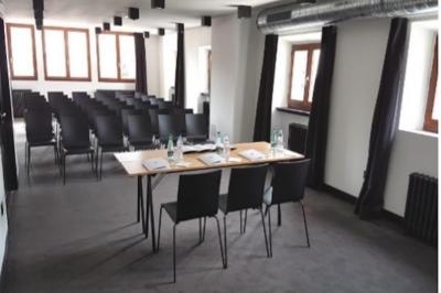 Logo du Grand Hôtel Serre Chevalier avec un design minimaliste représentant des montagnes stylisées.