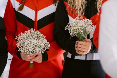 Un dessert composé d'un gâteau aux fruits rouges, accompagné de crème et de baies, présenté sur une terrasse en hiver.