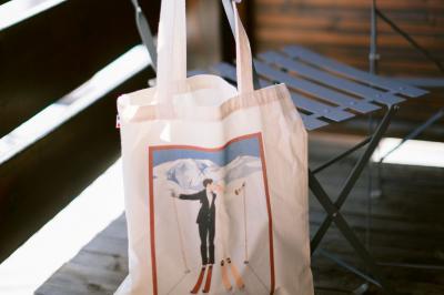 Un dessert composé d'un gâteau aux fruits rouges, accompagné de crème et de baies, présenté sur une terrasse en hiver.