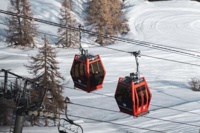 Un dessert composé d'un gâteau aux fruits rouges, accompagné de crème et de baies, présenté sur une terrasse en hiver.