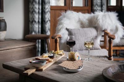 Un dessert composé d'un gâteau aux fruits rouges, accompagné de crème et de baies, présenté sur une terrasse en hiver.