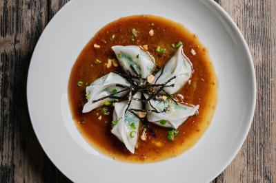 Un dessert composé d'un gâteau aux fruits rouges, accompagné de crème et de baies, présenté sur une terrasse en hiver.