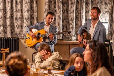 Un dessert composé d'un gâteau aux fruits rouges, accompagné de crème et de baies, présenté sur une terrasse en hiver.