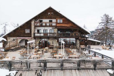 Un dessert composé d'un gâteau aux fruits rouges, accompagné de crème et de baies, présenté sur une terrasse en hiver.
