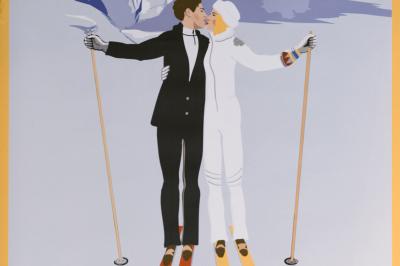 Un dessert composé d'un gâteau aux fruits rouges, accompagné de crème et de baies, présenté sur une terrasse en hiver.