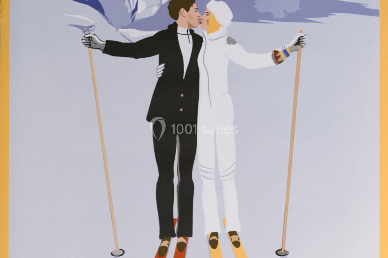 Un couple en tenue élégante s'embrasse sur des skis, entouré d'un paysage enneigé stylisé.