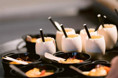 Un dessert composé d'un gâteau aux fruits rouges, accompagné de crème et de baies, présenté sur une terrasse en hiver.