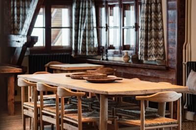 Un dessert composé d'un gâteau aux fruits rouges, accompagné de crème et de baies, présenté sur une terrasse en hiver.