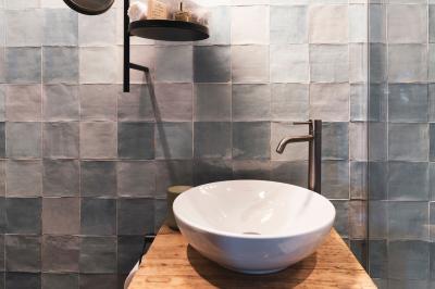 Un dessert composé d'un gâteau aux fruits rouges, accompagné de crème et de baies, présenté sur une terrasse en hiver.