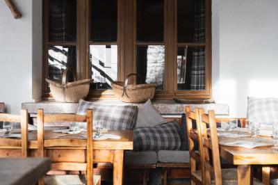 Un dessert composé d'un gâteau aux fruits rouges, accompagné de crème et de baies, présenté sur une terrasse en hiver.