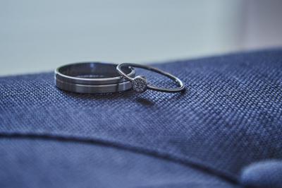 Un grand groupe de personnes souriantes levant les bras, rassemblées dans un parc pour une célébration.
