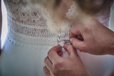 Un grand groupe de personnes souriantes levant les bras, rassemblées dans un parc pour une célébration.