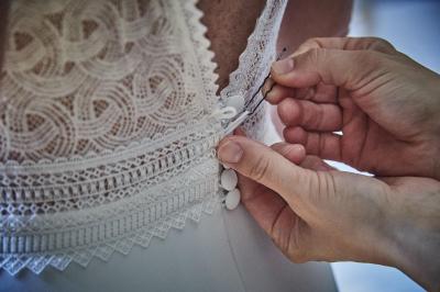 Un grand groupe de personnes souriantes levant les bras, rassemblées dans un parc pour une célébration.