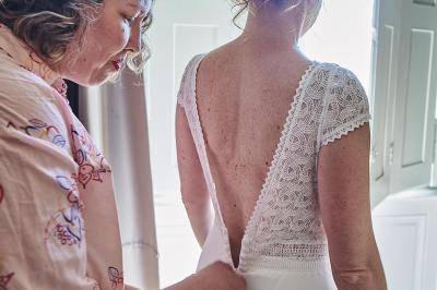 Un grand groupe de personnes souriantes levant les bras, rassemblées dans un parc pour une célébration.