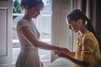 Un grand groupe de personnes souriantes levant les bras, rassemblées dans un parc pour une célébration.