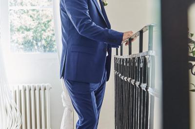 Un grand groupe de personnes souriantes levant les bras, rassemblées dans un parc pour une célébration.