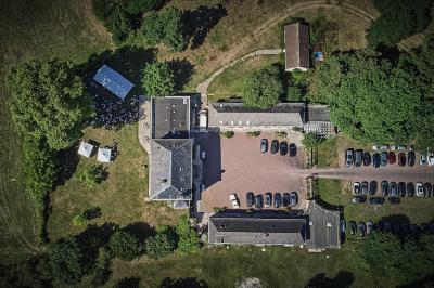 Un grand groupe de personnes souriantes levant les bras, rassemblées dans un parc pour une célébration.
