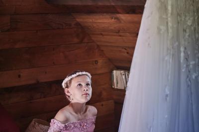 Un grand groupe de personnes souriantes levant les bras, rassemblées dans un parc pour une célébration.