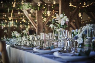 Un grand groupe de personnes souriantes levant les bras, rassemblées dans un parc pour une célébration.