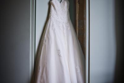 Un grand groupe de personnes souriantes levant les bras, rassemblées dans un parc pour une célébration.