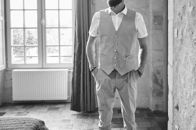 Un grand groupe de personnes souriantes levant les bras, rassemblées dans un parc pour une célébration.