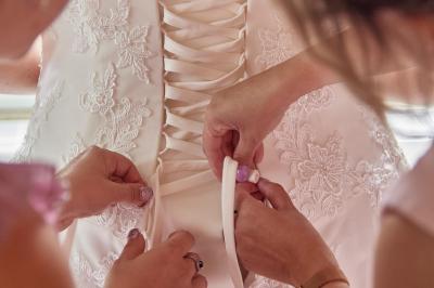 Un grand groupe de personnes souriantes levant les bras, rassemblées dans un parc pour une célébration.