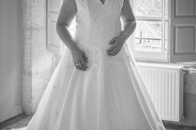 Un grand groupe de personnes souriantes levant les bras, rassemblées dans un parc pour une célébration.
