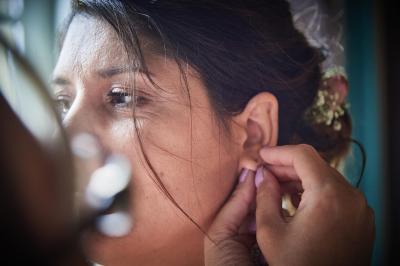 Un grand groupe de personnes souriantes levant les bras, rassemblées dans un parc pour une célébration.