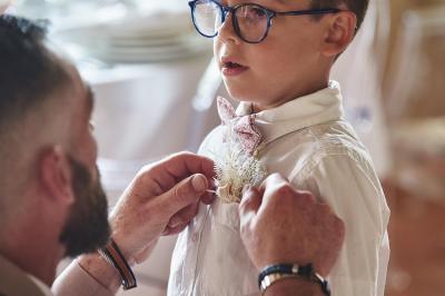 Un grand groupe de personnes souriantes levant les bras, rassemblées dans un parc pour une célébration.