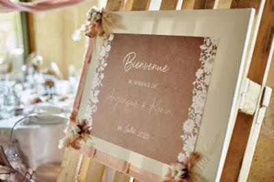 Un grand groupe de personnes souriantes levant les bras, rassemblées dans un parc pour une célébration.