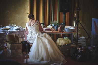 Un grand groupe de personnes souriantes levant les bras, rassemblées dans un parc pour une célébration.