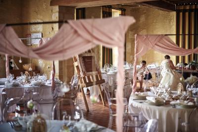 Un grand groupe de personnes souriantes levant les bras, rassemblées dans un parc pour une célébration.