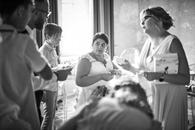 Un grand groupe de personnes souriantes levant les bras, rassemblées dans un parc pour une célébration.