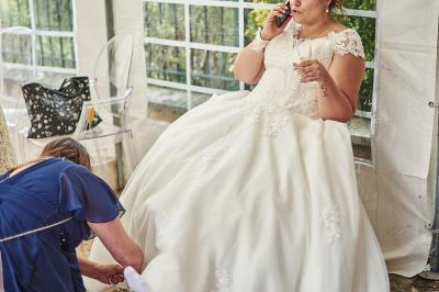 Un grand groupe de personnes souriantes levant les bras, rassemblées dans un parc pour une célébration.