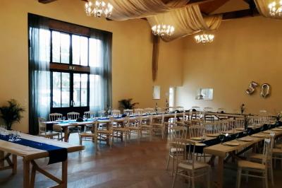 Miniature Location salle Civray (Vienne) - Gîte Montplaisir #4 Lavabo avec miroir éclairé, distributeur de savon et essuie-mains, adjacent à une cloison séparant un urinoir.