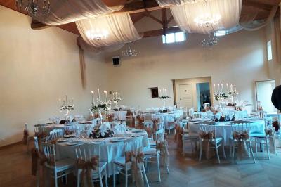 Miniature Location salle Civray (Vienne) - Gîte Montplaisir #8 Lavabo avec miroir éclairé, distributeur de savon et essuie-mains, adjacent à une cloison séparant un urinoir.