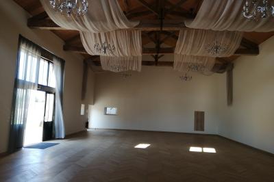 Miniature Location salle Civray (Vienne) - Gîte Montplaisir #9 Lavabo avec miroir éclairé, distributeur de savon et essuie-mains, adjacent à une cloison séparant un urinoir.