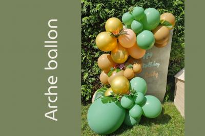 Arrangement floral avec des fleurs roses et blanches, entouré de petits sachets cadeaux en tissu et jute sur une table.