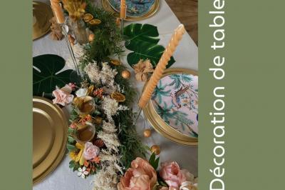 Arrangement floral avec des fleurs roses et blanches, entouré de petits sachets cadeaux en tissu et jute sur une table.