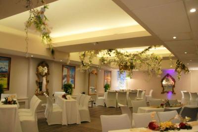 Miniature Location salle Ambilly (Haute-Savoie) - Les Caves de Genève #12 Guirlande décorative composée de fleurs blanches, feuillages verts et ornements argentés suspendus.