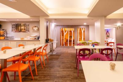 Miniature Location salle Ambilly (Haute-Savoie) - Les Caves de Genève #8 Guirlande décorative composée de fleurs blanches, feuillages verts et ornements argentés suspendus.