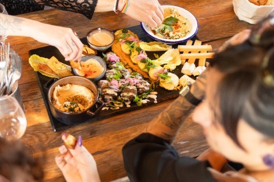 Miniature Location salle Nantes (Loire-Atlantique) - OHM Town #13 Vue plongeante sur des structures d'ombrage en toile beige et en fibres naturelles dans un espace extérieur aménagé.