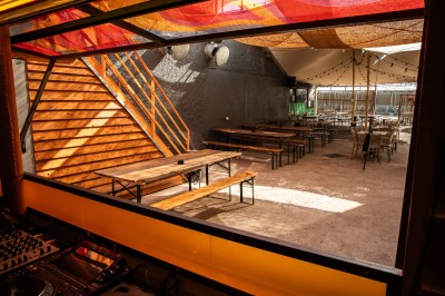 Miniature Location salle Nantes (Loire-Atlantique) - OHM Town #10 Vue plongeante sur des structures d'ombrage en toile beige et en fibres naturelles dans un espace extérieur aménagé.