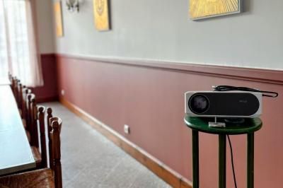 Miniature Location salle Verneuil-sur-Avre (Eure) - Hôtel du Saumon #3 Chambre avec deux lits simples, lampes murales, bureau, chaise rouge et fenêtre avec rideaux translucides.